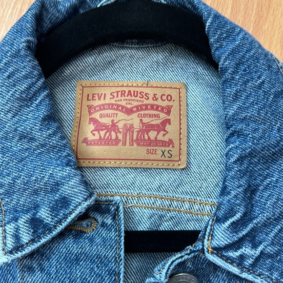 [XS] Levi’s Distressed Denim Trucker Jacket with Pockets - Picture 5 of 8
